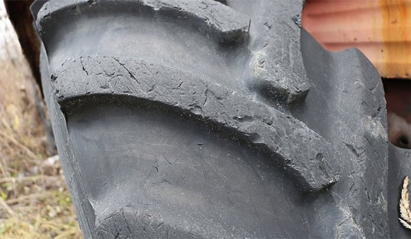 Jakie są najczęstsze przyczyny zużywania się moich opon rolniczych?