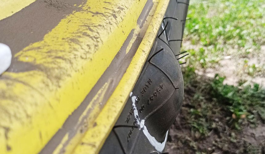 Wybrzuszenie na ścianie bocznej opony, znajdujące się zbyt blisko stopki, niemożliwe do naprawienia