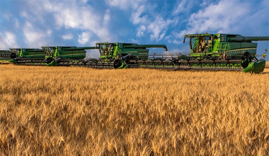Kombajny pracujące na oponach w rozmiarze 900 na kanadyjskiej równinie Saskatchewan