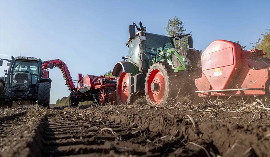 Wąskie opony ciągnikowe do ciągnionego kombajnu ziemniaczanego