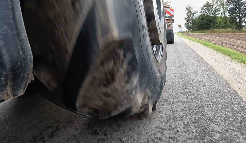 Asfalt działa ściernie na opony rolnicze
