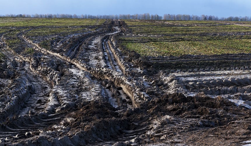 Uszkodzenia pól spowodowane stosowanie nieodpowiednich opon rolniczych