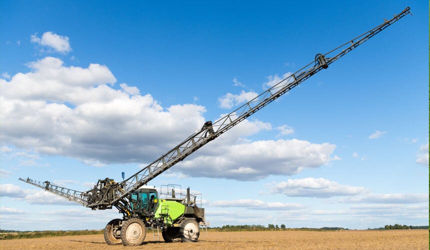 Samojezdny opryskiwacz o dużej szerokości wyposażony w opony RDT 23 od Firestone