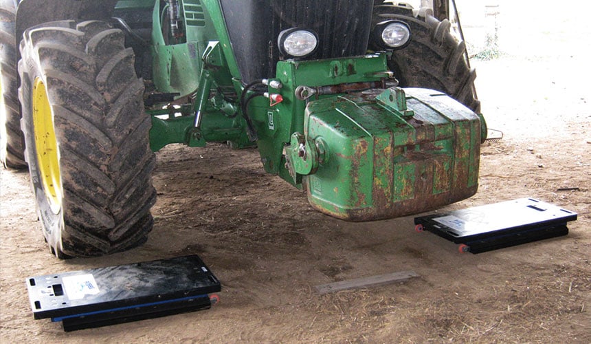 Ważenie przedniej osi zbalastowanego ciągnika z zamontowanym narzędziem