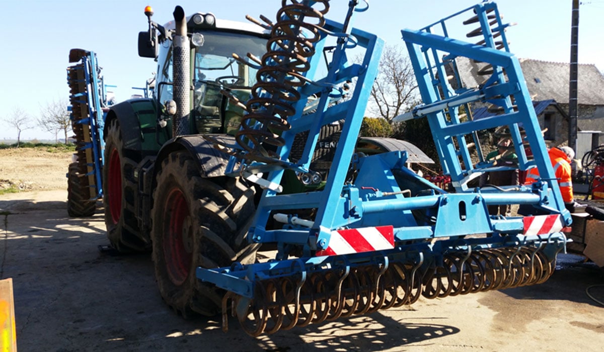 Ciągnik FENDT 930 305CV wyposażony w siewnik 7 440 kg